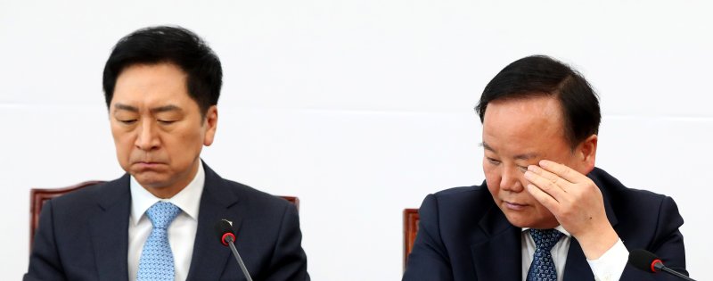 [서울=뉴시스] 추상철 기자 = 김기현 국민의힘 당 대표와 김재원 최고위원이 지난 3월30일 오전 서울 여의도 국회에서 열린 최고위원회의에 참석하고 있다. 2023.03.30. scchoo@newsis.com