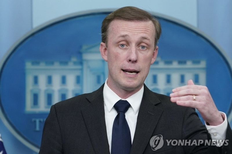 일일 브리핑 하는 설리번 美 백악관 안보보좌관 일일 브리핑 하는 설리번 美 백악관 안보보좌관 (워싱턴DC AP=연합뉴스) 제이크 설리번 미국 백악관 국가안보보좌관은 26일(현지시간) CNN에 출연해 중국이 우크라이나를 침공한 러시아에 아직은 살상무기를 지원하고 있지 않지만, 그러한 방안을 배제한 것은 아니라고 밝혔다. 중국이 그런 결정을 하면 후과가 뒤따를 것이란 점도 분명히 했다. 사진은 2022년 12월 12일 워싱턴DC 백악관에서 일일 브리핑 하는 설리번 보좌관 [자료사진] 2023.02.27 yerin4712@yna.co.k