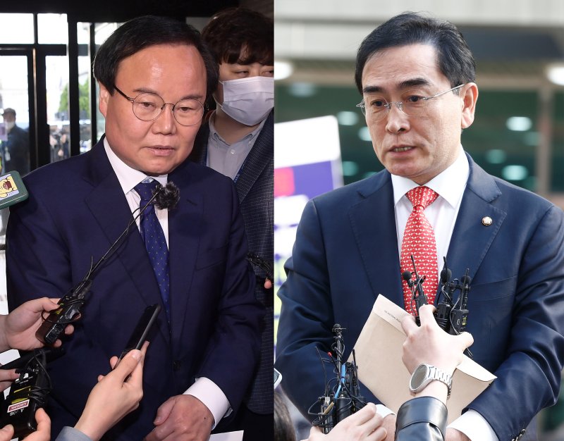 국민의힘 김재원(왼쪽), 태영호 최고위원이 8일 오후 서울 여의도 국민의힘 중앙당사에서 열린 중앙윤리위원회에 각각 출석하며 취재진의 질문을 받고 있다. (공동취재) 2023.5.8/뉴스1 ⓒ News1 황기선 기자