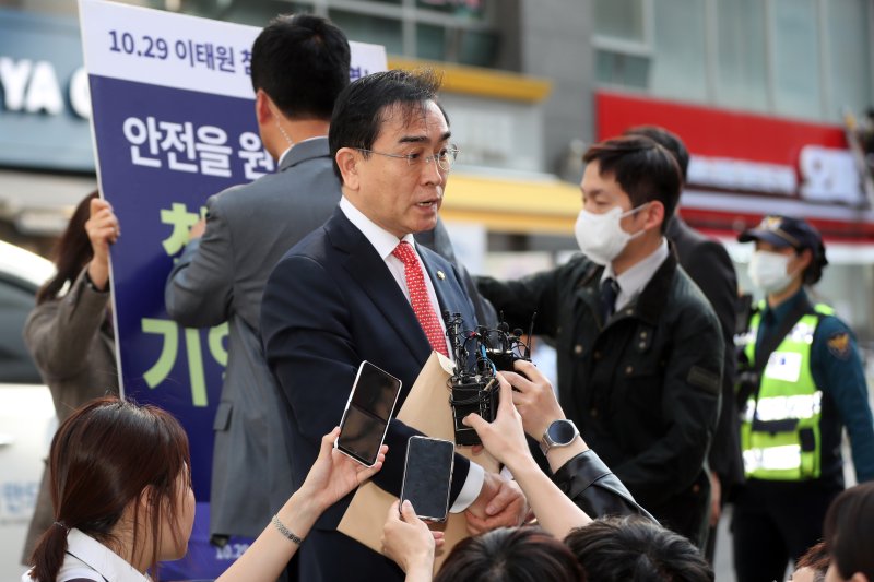 태영호 국민의힘 최고위원이 8일 오후 서울 여의도 국민의힘 중앙당사에서 열린 윤리위원회 전체회의 출석 전 취재진 질문을 받고 있다. 김재원·태영호 최고위원은 이날 회의에 출석해 소명 절차를 밟을 에정이다. 2023.5.8/뉴스1 ⓒ News1 황기선 기자