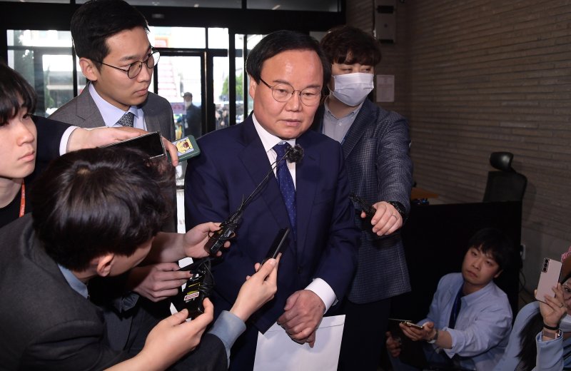 김재원 국민의힘 최고위원이 8일 오후 서울 여의도 국민의힘 당사에서 열린 윤리위원회에 출석하며 취재진의 질문을 받고 있다. (공동취재) 2023.5.8/뉴스1 ⓒ News1 황기선 기자
