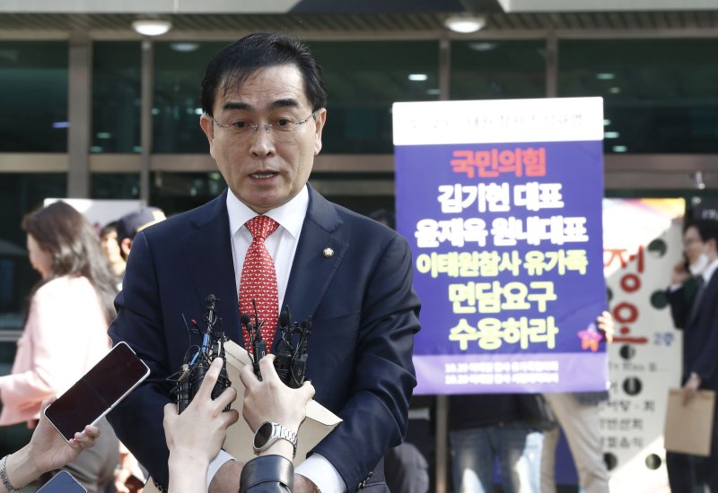 태영호 국민의힘 최고위원이 8일 오후 서울 여의도 국민의힘 중앙당사에서 열린 중앙윤리위원회에 출석하며 취재진의 질문을 받고 있다. (공동취재) 2023.5.8/뉴스1 ⓒ News1 황기선 기자