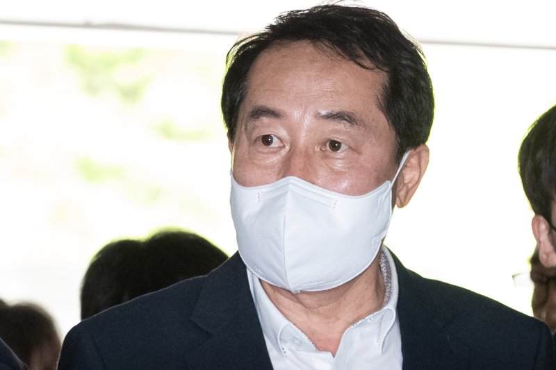 '민주당 전당대회 돈 봉투 살포' 의혹 사건의 핵심 인물로 꼽히는 강래구 전 한국수자원공사 상임감사위원이 8일 서울 서초구 서울중앙지법에서 열린 두 번째 구속 전 피의자 심문(영장실질심사)에 출석하고 있다. 2023.5.8/뉴스1 ⓒ News1 유승관 기자