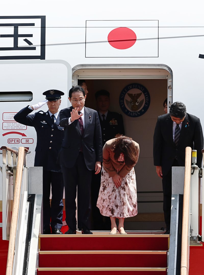 1박2일간의 짧은 실무방한 일정을 마친 기시다 후미오 일본 총리가 8일 경기 성남 서울공항에서 전용기에 올라 손을 흔들고 있다. 연합뉴스