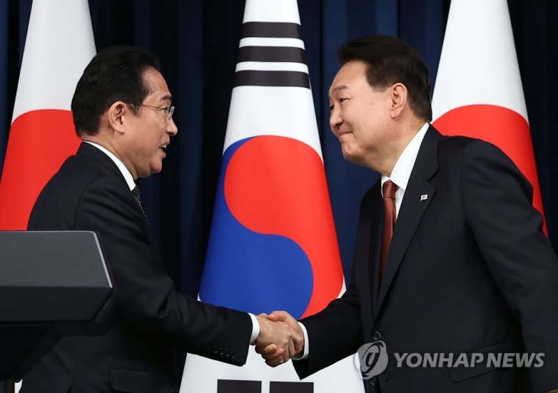 한일 정상 미소 한일 정상 미소 (서울=연합뉴스) 임헌정 기자 = 윤석열 대통령과 1박2일 일정으로 한국을 찾은 기시다 후미오 일본 총리가 7일 서울 용산 대통령실 청사에서 열린 공동 기자회견이 끝난 뒤 악수하고 있다. 2023.5.7 kane@yna.co.kr (끝)