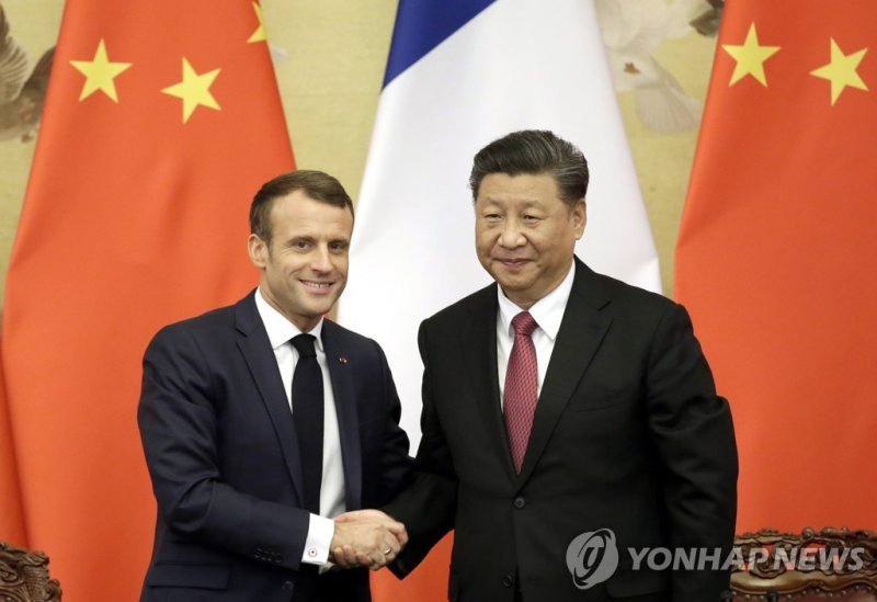 "중국 겨냥한 대러제재 확대에 '미·유럽 갈라치기' 중국 자극" epa07975563 French President Emmanuel Macron (L) shakes hands with China's President Xi Jinping (R) after a joint news conference at the Great Hall of the People in Beijing, China. 06 November 2019. EPA/JASON LEE / POOL