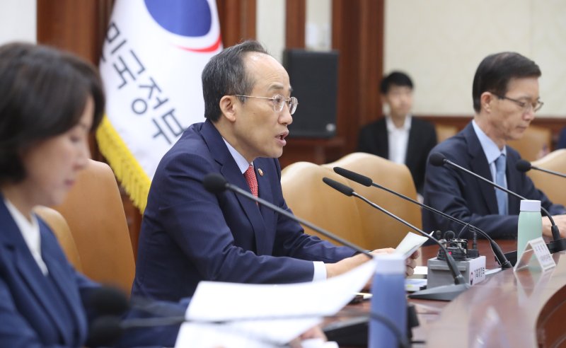 [서울=뉴시스] 김명원 기자 = 추경호 경제부총리 겸 기획재정부 장관이 서울 종로구 정부서울청사에서 열린 대외경제장관회의에 참석해 발언하고 있다. 2023.05.08. kmx1105@newsis.com