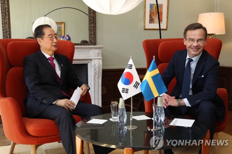 조찬 회담하는 한·스웨덴 총리 조찬 회담하는 한·스웨덴 총리 (스톡홀름=연합뉴스) 황광모 기자 = 한덕수 국무총리와 울프 크리스테르손 스웨덴 총리가 8일 오전 스웨덴 스톡홀름 총리 관저에서 열린 조찬 회담에서 환담하고 있다. 2023.5.8 hkmpooh@yna.co.kr (끝)