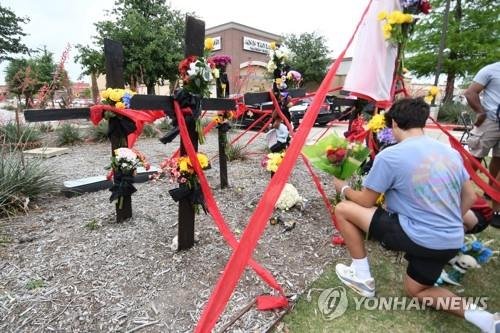 텍사스 쇼핑몰 총격사건 희생자 추모하는 주민들 [UPI=연합뉴스. 재판매 및 DB 금지]