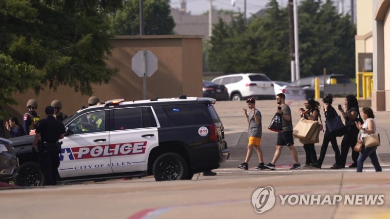'두 손 들고 대피'…美 텍사스 쇼핑몰 총기난사 여러명 사망 (출처=연합뉴스)