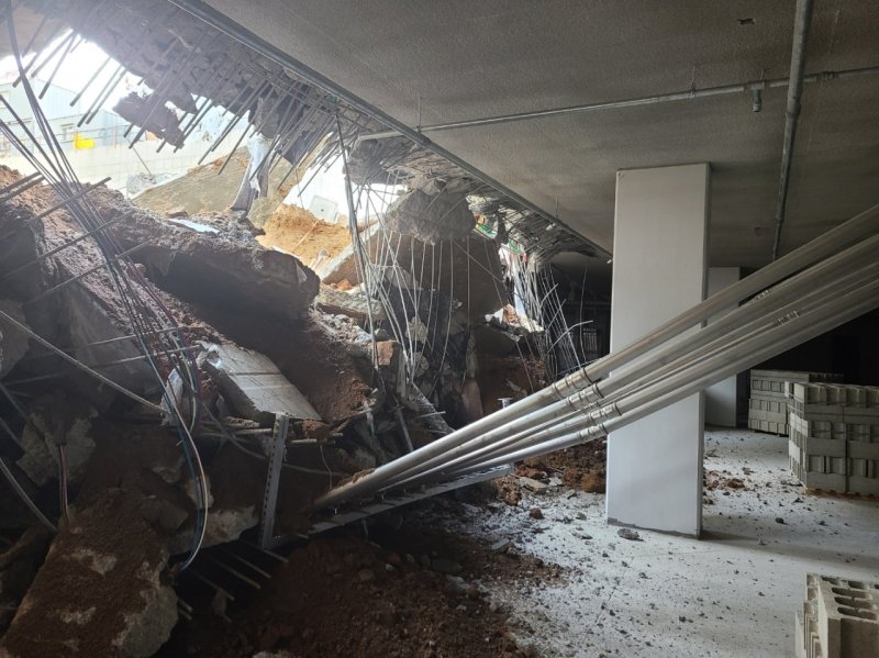 "지붕층 30여곳에서..." 주차장 붕괴 된 인천 아파트 처참한 현장