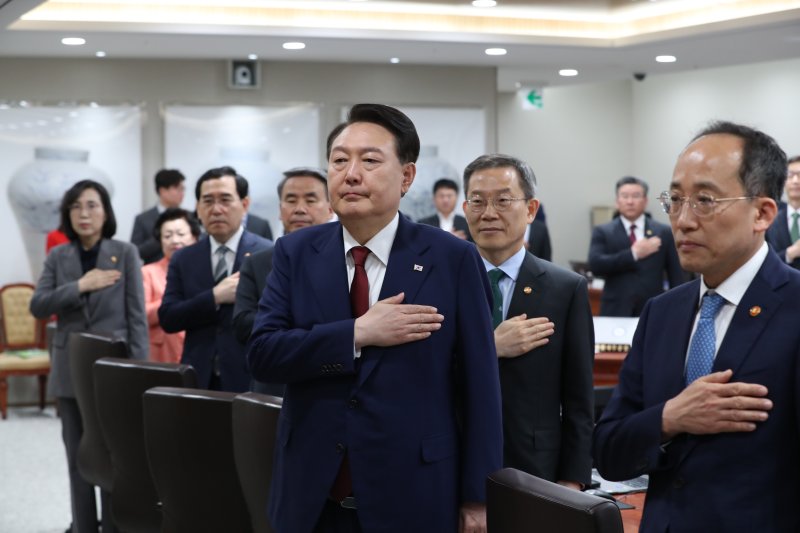 윤석열 대통령이 9일 서울 용산 대통령실 청사에서 열린 국무회의에서 국기에 경례하고 있다. [대통령실통신사진기자단] 연합뉴스