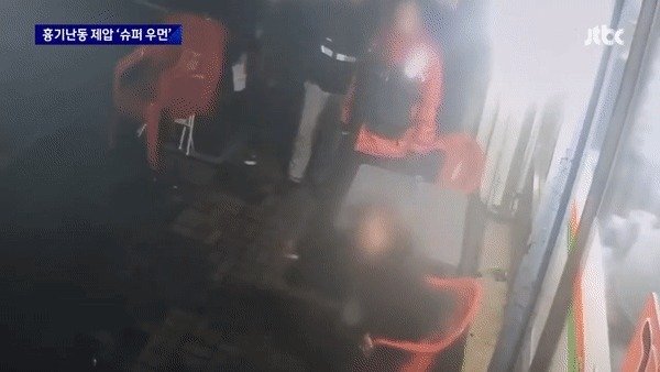 슈퍼에서 쫓겨난 남성은 바깥에서도 다른 주민에게 흉기를 휘두르고 탁자를 엎는 등 난동을 이어갔다. (JTBC)