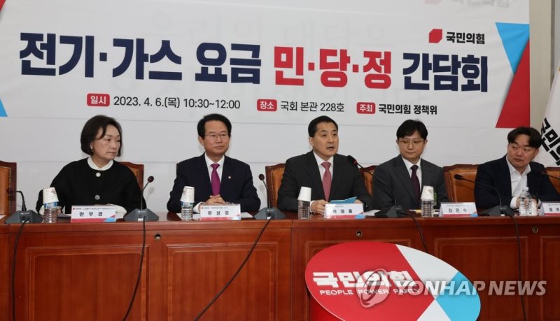 간담회에서 발언하는 박대출 정책위의장 간담회에서 발언하는 박대출 정책위의장 (서울=연합뉴스) 하사헌 기자 = 국민의힘 박대출 정책위의장이 6일 오전 서울 여의도 국회에서 열린 전기·가스 요금 민·당·정 간담회에서 발언하고 있다. 2023.4.6 toadboy@yna.co.kr (끝)