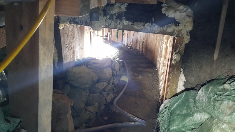 충북 청주 소재 모텔을 빌려 지하실부터 땅굴을 파 송유관 기름을 훔치려 한 일당 8명이 경찰에 붙잡혔다. 사진은 절도 피의자들이 판 땅굴 모습. (대전경찰청 제공)