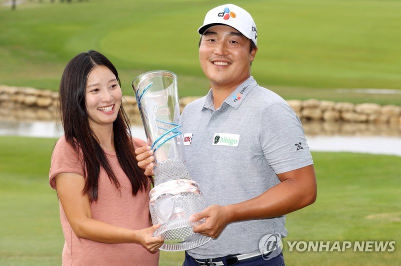 2021년 우승한 이경훈 MCKINNEY, TEXAS - MAY 16: K.H. Lee of South Korea and his wife celebrate with the trophy after winning the AT&T Byron Nelson at TPC Craig Ranch on May 16, 2021 in McKinney, Texas. Lee won the AT&T Byron Nelson playing -25 in the tournament. Matthew Stockman/Getty Images/AFP == FOR NEWS