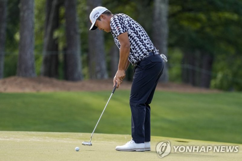 웰스파고 챔피언십에 출전한 이경훈 May 5, 2023; Charlotte, North Carolina, USA; K.H. Lee putts on number five green during the second round of the Wells Fargo Championship golf tournament. Mandatory Credit: Jim Dedmon-USA TODAY Sports