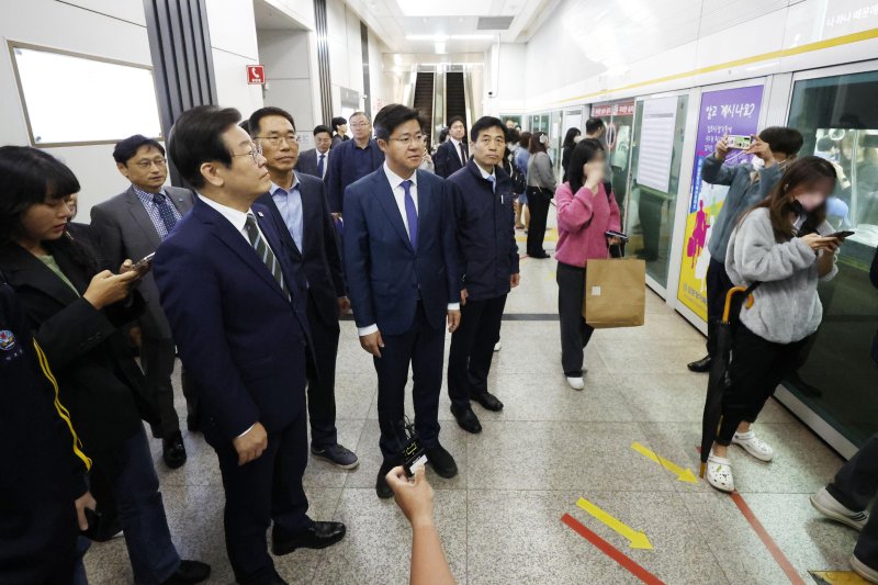 [김포=뉴시스] 국회사진기자단 = 이재명 더불어민주당 대표가 25일 오전 경기도 김포시 김포도시철도(김포골드라인) 운양역에서 열차에 탑승하기 위해 대기하고 있다. 2023.04.25. photo@newsis.com