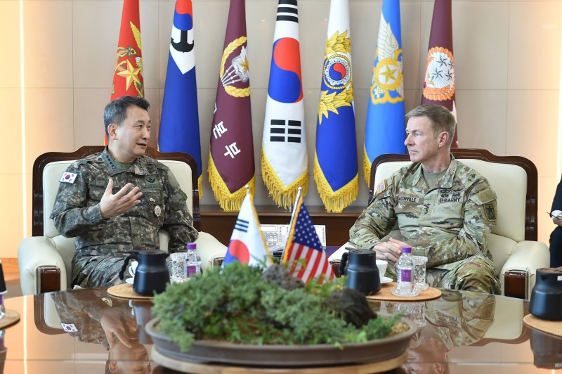 합참의장, 美육군총장 "한국 방위 위해 미국 육군 자산 적시 투입"