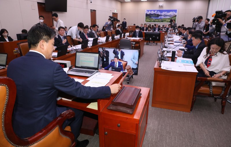 김태호 국회 외통위 위원장이 9일 오후 서울 여의도 국회에서 열린 외교통일위원회 전체회의에서 의사봉을 두드리고 있다. 사진=뉴스1화상