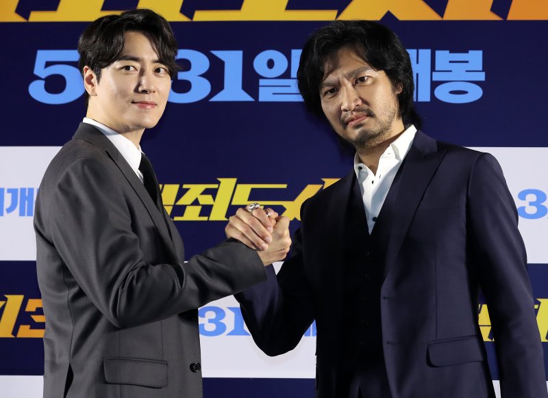 배우 이준혁과 일본 배우 아오키 무네타카가 9일 오전 서울 강남구 삼성동 메가박스 코엑스에서 열린 영화 ‘범죄도시3’ 제작보고회에 참석해 포즈를 취하고 있다. '범죄도시3'는 대체불가 괴물형사 마석도(마동석)가 서울 광수대로 이동 후, 신종 마약 범죄 사건의 배후인 주성철(이준혁)과 마약 사건에 연루된 또 다른 빌런 리키(아오키 무네타카)를 잡기 위해 펼치는 통쾌한 범죄 소탕 작전을 그린 영화로 오는 31일 개봉한다. 2023.5.9/뉴스1 ⓒ News1 김진환 기자