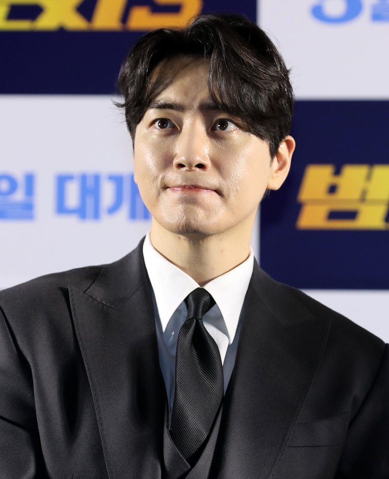 배우 이준혁이 9일 오전 서울 강남구 삼성동 메가박스 코엑스에서 열린 영화 ‘범죄도시3’ 제작보고회에 참석해 취재 기자의 질문을 듣고 있다. '범죄도시3'는 대체불가 괴물형사 마석도(마동석)가 서울 광수대로 이동 후, 신종 마약 범죄 사건의 배후인 주성철(이준혁)과 마약 사건에 연루된 또 다른 빌런 리키(아오키 무네타카)를 잡기 위해 펼치는 통쾌한 범죄 소탕 작전을 그린 영화로 오는 31일 개봉한다. 2023.5.9/뉴스1 ⓒ News1 김진환 기자
