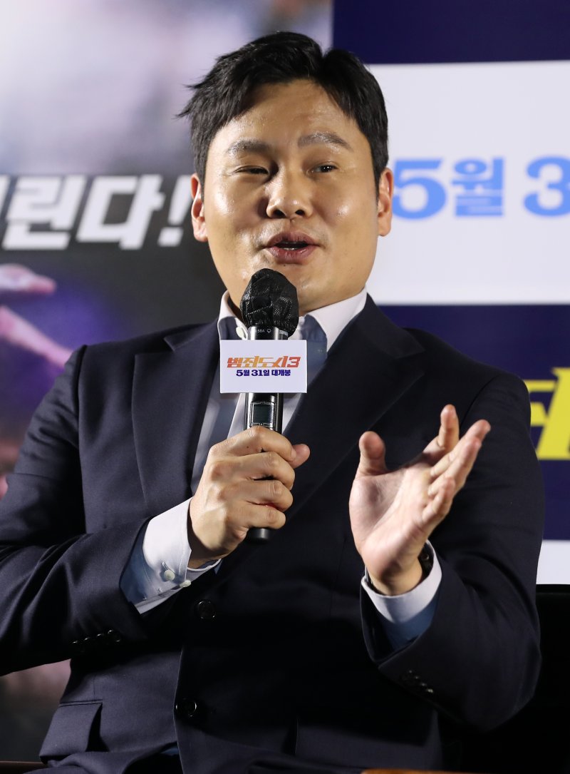 이상용 감독이 9일 오전 서울 강남구 삼성동 메가박스 코엑스에서 열린 영화 ‘범죄도시3’ 제작보고회에 참석해 진행자의 질문에 답변하고 있다. '범죄도시3'는 대체불가 괴물형사 마석도(마동석)가 서울 광수대로 이동 후, 신종 마약 범죄 사건의 배후인 주성철(이준혁)과 마약 사건에 연루된 또 다른 빌런 리키(아오키 무네타카)를 잡기 위해 펼치는 통쾌한 범죄 소탕 작전을 그린 영화로 오는 31일 개봉한다. 2023.5.9/뉴스1 ⓒ News1 김진환 기자
