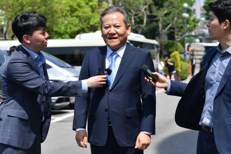 국회 탄핵소추안 가결로 직무가 정지된 이상민 행정안전부 장관이 9일 오후 서울 종로구 헌법재판소 대심판정에서 열린 탄핵심판 첫 변론기일에 출석하며 입장을 밝히고 있다. (공동취재) 2023.5.9/뉴스1 ⓒ News1 구윤성 기자