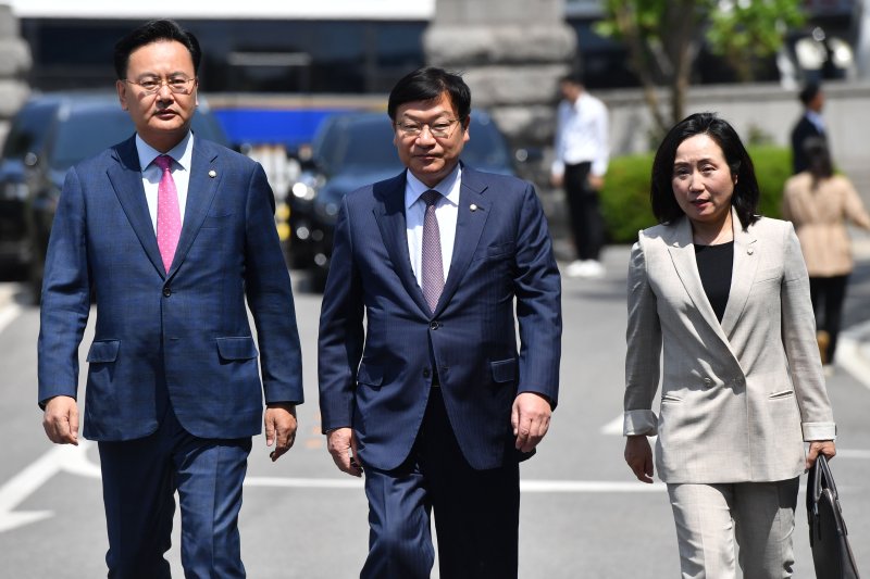 유상범 국민의힘 의원, 정점식 의원, 전주혜 의원이 9일 오후 서울 종로구 헌법재판소 대심판정에서 열린 이상민 행정안전부 장관 탄핵심판 첫 변론기일에 출석하고 있다. (공동취재) 2023.5.9/뉴스1 ⓒ News1 구윤성 기자
