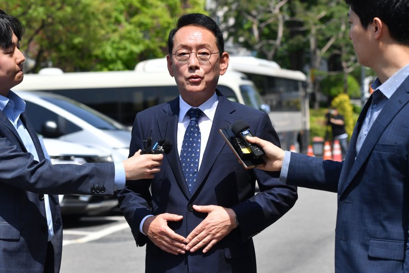 김도읍 국회 법제사법위원장이 9일 오후 서울 종로구 헌법재판소 대심판정에서 열린 이상민 행정안전부 장관 탄핵심판 첫 변론기일에 출석하기 전 취재진의 질문에 답변하고 있다. (공동취재) 2023.5.9/뉴스1 ⓒ News1 구윤성 기자
