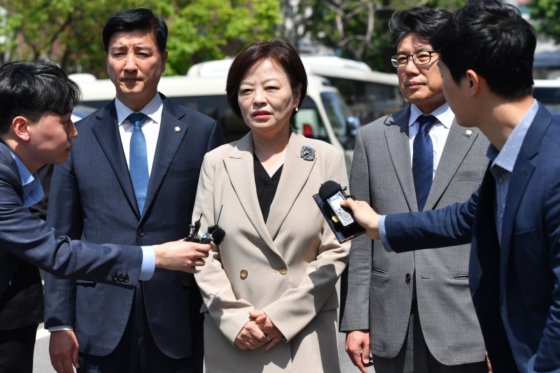 진선미 더불어민주당 의원이 9일 오후 서울 종로구 헌법재판소 대심판정에서 열린 이상민 행정안전부 장관 탄핵심판 첫 변론기일에 출석하기 전 취재진의 질문에 답변하고 있다. (공동취재) 2023.5.9/뉴스1 ⓒ News1 구윤성 기자