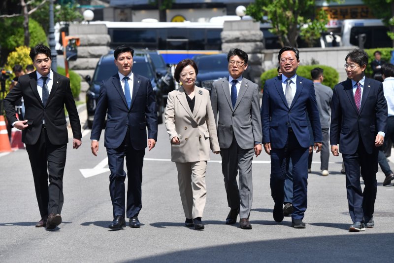 진선미 더불어민주당 의원을 비롯한 민주당 의원들이 9일 오후 서울 종로구 헌법재판소 대심판정에서 열린 이상민 행정안전부 장관 탄핵심판 첫 변론기일에 출석하고 있다. (공동취재) 2023.5.9/뉴스1 ⓒ News1 구윤성 기자