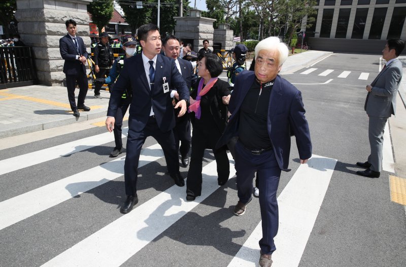 이상민 행정안전부 장관의 탄핵소추 첫 변론기일이 열린 9일 오후 서울 종로구 헌법재판소 앞에서 이종철 10.29 이태원 참사 유가족협의회 대표와 아내 조미은 씨가 보수단체의 비방을 뒤로하고 재판에 참석하고 있다. (공동취재) 2023.5.9/뉴스1 ⓒ News1 구윤성 기자