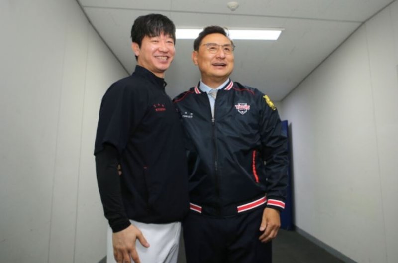 김종국 감독과 인사를 나누고 있는 심재학 단장(오른쪽). (KIA 구단 제공)