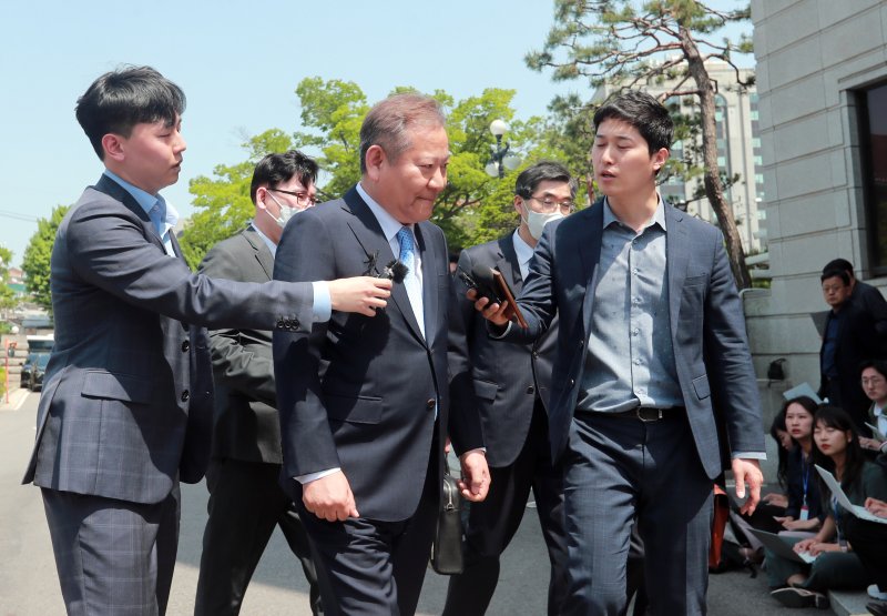 국회 탄핵소추안 가결로 직무가 정지된 이상민 행정안전부 장관이 9일 오후 서울 종로구 헌법재판소 대심판정에서 열린 탄핵심판 첫 변론기일에 출석하고 있다. (사진=뉴스1화상)