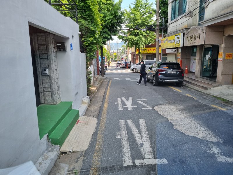 대전 서구 내동 주택가 이면도로 임시포장이 파손돼 있다.(독자 제공)