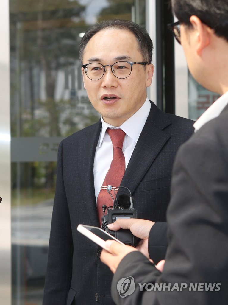 취재진 질문에 대답하는 이원석 검찰총장 취재진 질문에 대답하는 이원석 검찰총장 (전주=연합뉴스) 임채두 기자 = 이원석 검찰총장이 9일 오후 전북 전주시 덕진구 전주지검 청사 앞에서 취재진의 질문에 답변하고 있다. 2023.5.9 doo@yna.co.kr (끝)