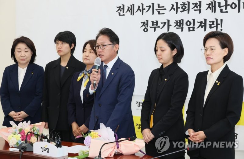 취임사 하는 정의당 배진교 신임 원내대표 취임사 하는 정의당 배진교 신임 원내대표 (서울=연합뉴스) 이정훈 기자 = 9일 오전 국회에서 열린 정의당 의원총회에서 새 원내대표로 선출된 배진교 의원이 취임사를 하고 있다. 2023.5.9 uwg806@yna.co.kr (끝)