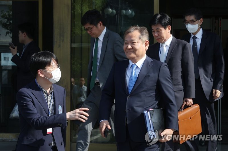 탄핵심판 첫 변론 기일 마친 이상민 장관 탄핵심판 첫 변론 기일 마친 이상민 장관 (서울=연합뉴스) 류영석 기자 = 이상민 행정안전부 장관이 9일 오후 서울 헌법재판소에서 열린 탄핵 심판 사건 첫 변론 기일을 마친 뒤 법정을 나서고 있다. 2023.5.9 ondol@yna.co.kr (끝)