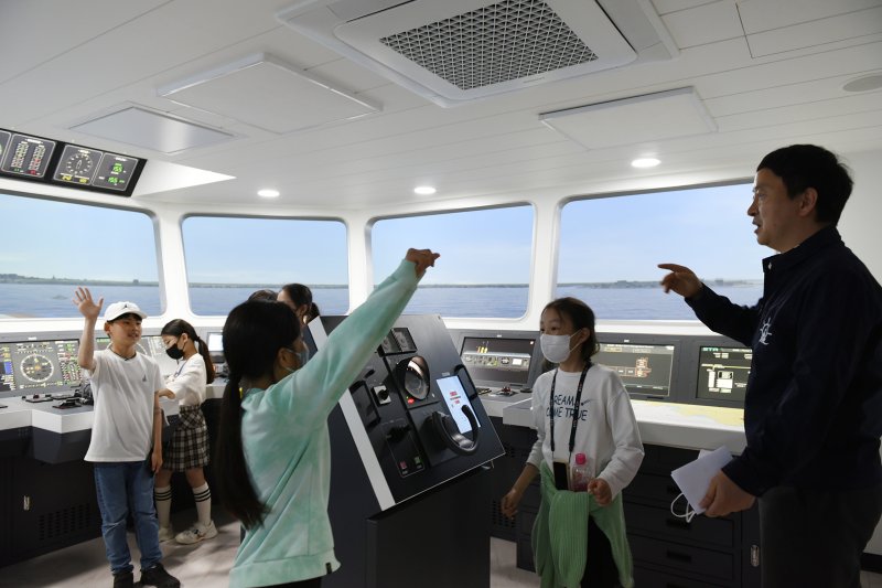 지난달 27일 세종시 해밀초등학교 학생들이 해양교통안전공단에서 진행된 '선박운항 및 해운분야 진로탐색 체험 프로그램'에 참여해 선박조종시뮬레이션센터에서 선박운항 체험을 하고 있다.