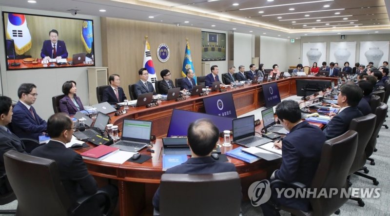 국무회의 주재하는 윤 대통령 국무회의 주재하는 윤 대통령 (서울=연합뉴스) 임헌정 기자 = 윤석열 대통령이 9일 서울 용산 대통령실 청사에서 국무회의를 주재하고 있다. 2023.5.9 [대통령실통신사진기자단] kane@yna.co.kr (끝)