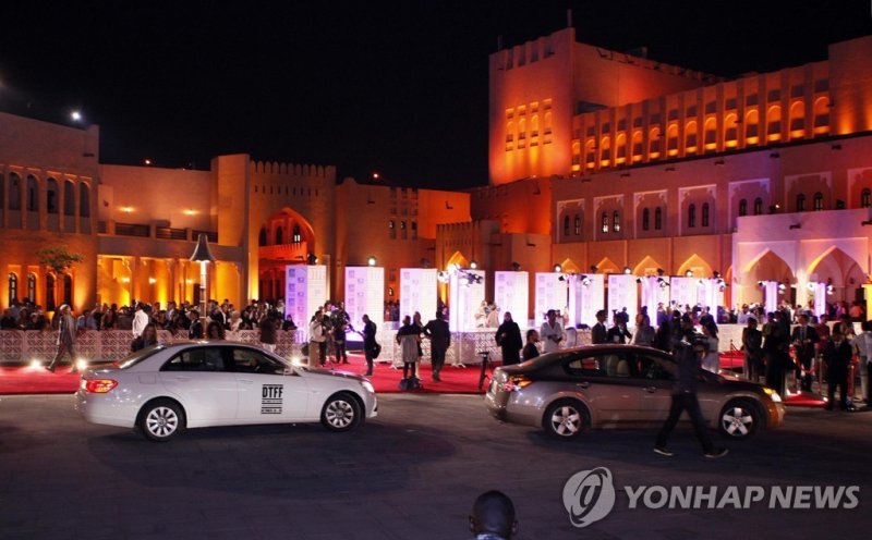 조추첨식 열릴 카타라 오페라 하우스 epa02414403 A general view of the Opening Night Gala of the second Doha Tribeca Film Festival held at the Katara Opera House in Doha, Qatar, on 26 October 2010. EPA/STR