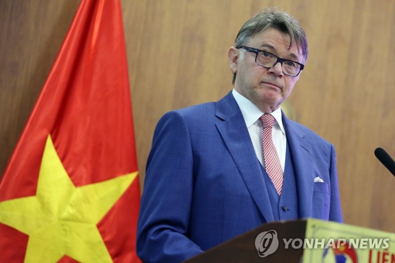 베트남 축구대표팀 지휘봉 잡은 트루시에 감독 epa10493385 Philippe Troussier delivers a speech during a signing ceremony with the Vietnam Football Federation as head coach of national team and U23 soccer team, in Hanoi, Vietnam, 27 February 2023. EPA/LUONG THAI LINH