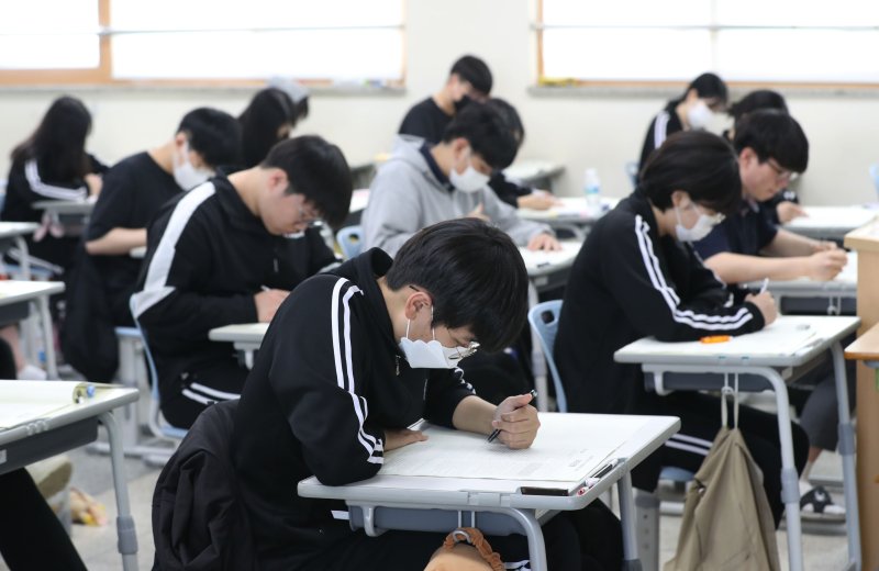 지난 10일 경기 화성시 동탄고등학교에서 3학년 학생들이 전국연합학력평가를 치르고 있다. 뉴스1