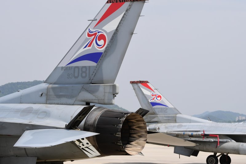 한미 공군은 10일 한국 공군 KF-16 4대와 미국 공군 F-16 3대의 수직꼬리날개에 한미동맹 70주년 기념 로고를 부착했다고 밝혔다. 사진은 한국 공군 KF-16 전투기에 기념 로고를 부착한 모습. 사진=공군 제공