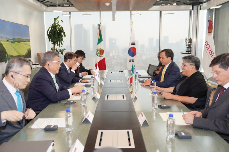 박진 외교부 장관, 부엔로스트로 멕시코 경제장관.(외교부 제공)