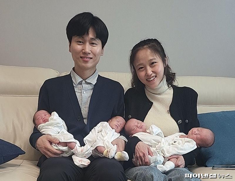 송리원 SK온 PM(왼쪽)이 아내 차지혜씨와 함께 네 쌍둥이를 안고 기념촬영하고 있다. SK온 제공