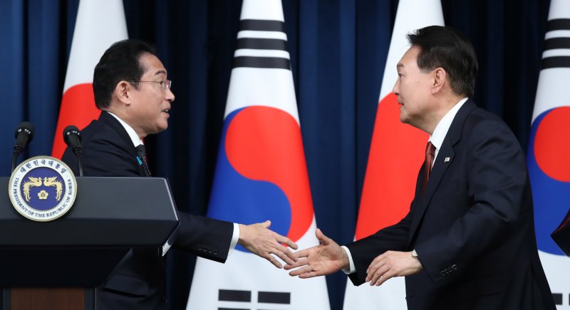 [서울=뉴시스] 전신 기자 = 윤석열 대통령과 기시다 후미오 일본 총리가 7일 서울 용산 대통령실 청사에서 열린 공동기자회견을 마친 뒤 악수하고 있다. 2023.05.07. photo1006@newsis.com