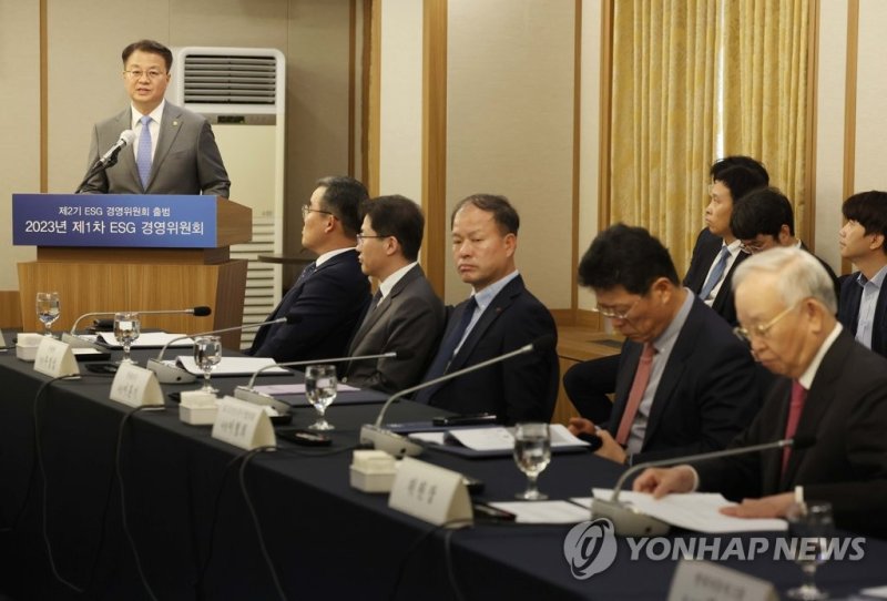 축사하는 방기선 차관 축사하는 방기선 차관 (서울=연합뉴스) 신준희 기자 = 10일 프레스센터에서 열린 경총 ESG 경영위원회 회의에서 기획재정부 방기선 제1차관이 축사를 하고 있다. 2023.5.10 hama@yna.co.kr (끝)