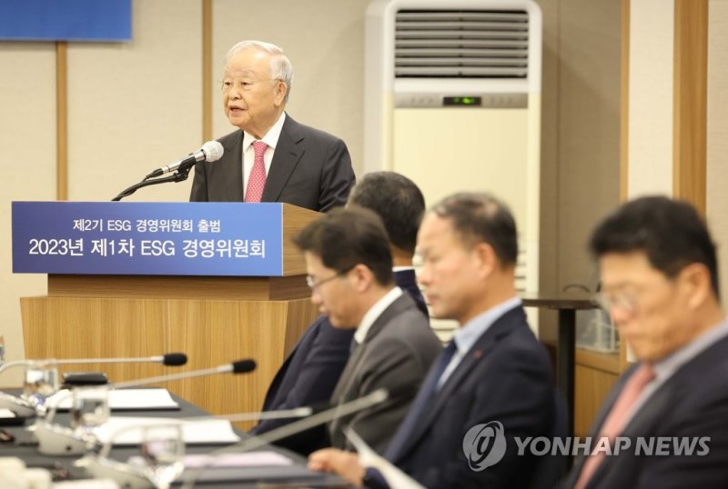 개회사 하는 손경식 위원장 개회사 하는 손경식 위원장 (서울=연합뉴스) 신준희 기자 = 10일 프레스센터에서 열린 경총 ESG 경영위원회 회의에서 위원장인 손경식 경총 회장이 개회사를 하고 있다. 2023.5.10 hama@yna.co.kr (끝)